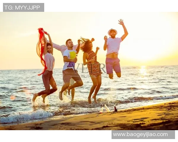 海边沙滩上激情四溢的足球赛让我们感受夏日的热情与快乐